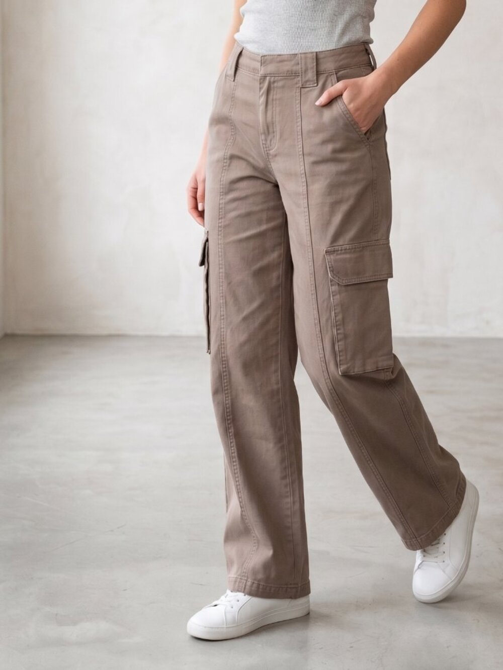 Women’s Cargo Pants in Taupe Brown NWT